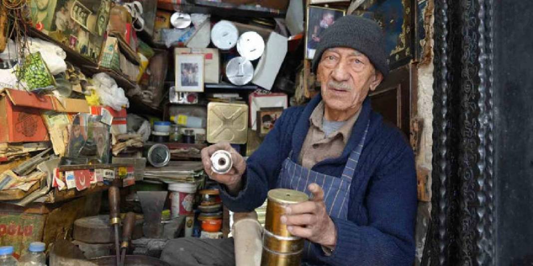 86 yaşında üretiyor, Amerika’ya bile satıyor! Teknolojiye direnen 66 yıllık usta: Sabahın ilk ışıklarında işinin başına geçiyor 1